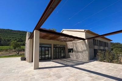 Miniature Location salle Artigues (Var) - Domaine de la Mongestine #10 Bouteille de vin rosé entourée de verres vides sur une table en bois, avec une plante en arrière-plan.