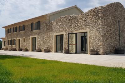 Miniature Location salle Artigues (Var) - Domaine de la Mongestine #5 Bouteille de vin rosé entourée de verres vides sur une table en bois, avec une plante en arrière-plan.