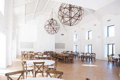 Miniature Location salle Artigues (Var) - Domaine de la Mongestine #31 Bouteille de vin rosé entourée de verres vides sur une table en bois, avec une plante en arrière-plan.