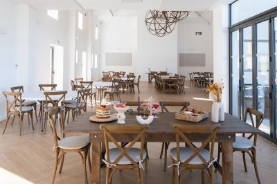 Miniature Location salle Artigues (Var) - Domaine de la Mongestine #26 Bouteille de vin rosé entourée de verres vides sur une table en bois, avec une plante en arrière-plan.
