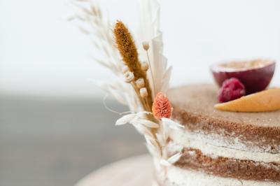 Miniature Location salle Artigues (Var) - Domaine de la Mongestine #36 Bouteille de vin rosé entourée de verres vides sur une table en bois, avec une plante en arrière-plan.