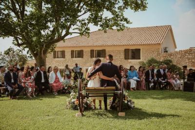 Miniature Location salle Artigues (Var) - Domaine de la Mongestine #3 Bouteille de vin rosé entourée de verres vides sur une table en bois, avec une plante en arrière-plan.