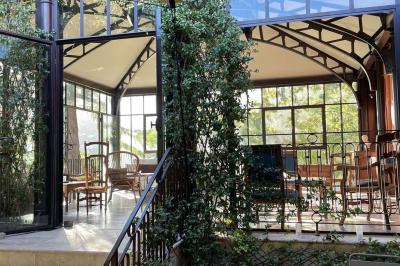 Main d'une personne tenant légèrement une robe blanche, avec un bracelet fin et une bague visible.