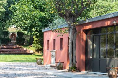 Main d'une personne tenant légèrement une robe blanche, avec un bracelet fin et une bague visible.