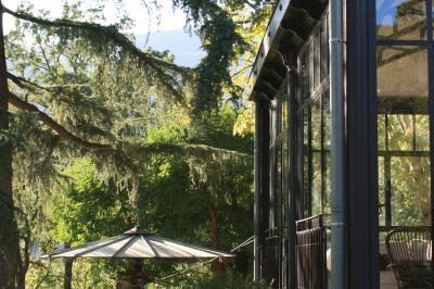 Main d'une personne tenant légèrement une robe blanche, avec un bracelet fin et une bague visible.