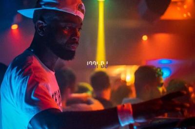 Miniature DJ Orgeval (Yvelines) - DJ Velrich #2 Un DJ mixe en plein air devant une foule, avec l'Arche de la Défense en arrière-plan.