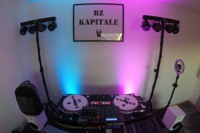 Miniature DJ Orgeval (Yvelines) - DJ Velrich #12 Un DJ mixe en plein air devant une foule, avec l'Arche de la Défense en arrière-plan.