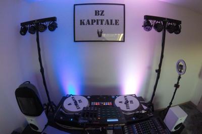 Miniature DJ Orgeval (Yvelines) - DJ Velrich #13 Un DJ mixe en plein air devant une foule, avec l'Arche de la Défense en arrière-plan.