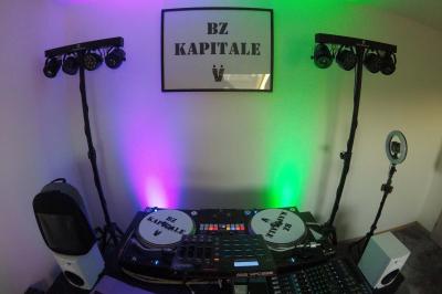 Miniature DJ Orgeval (Yvelines) - DJ Velrich #14 Un DJ mixe en plein air devant une foule, avec l'Arche de la Défense en arrière-plan.