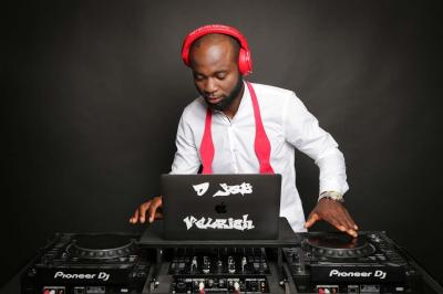 Miniature DJ Orgeval (Yvelines) - DJ Velrich #16 Un DJ mixe en plein air devant une foule, avec l'Arche de la Défense en arrière-plan.