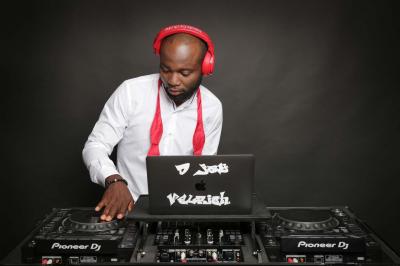 Miniature DJ Orgeval (Yvelines) - DJ Velrich #17 Un DJ mixe en plein air devant une foule, avec l'Arche de la Défense en arrière-plan.