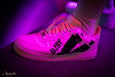 Miniature DJ Orgeval (Yvelines) - DJ Velrich #18 Un DJ mixe en plein air devant une foule, avec l'Arche de la Défense en arrière-plan.