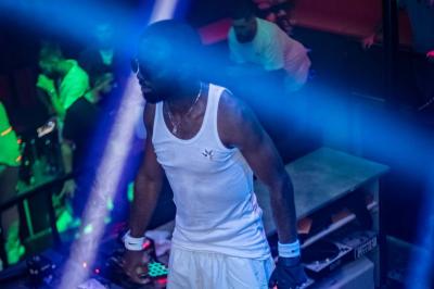 Miniature DJ Orgeval (Yvelines) - DJ Velrich #19 Un DJ mixe en plein air devant une foule, avec l'Arche de la Défense en arrière-plan.