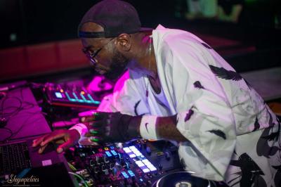 Miniature DJ Orgeval (Yvelines) - DJ Velrich #20 Un DJ mixe en plein air devant une foule, avec l'Arche de la Défense en arrière-plan.