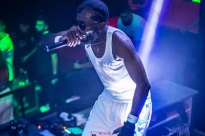 Miniature DJ Orgeval (Yvelines) - DJ Velrich #22 Un DJ mixe en plein air devant une foule, avec l'Arche de la Défense en arrière-plan.