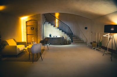 Deux structures en pierre recouvertes de végétation dans un espace herbeux entouré d'arbres.