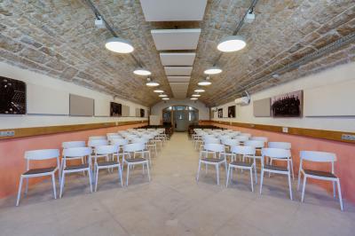 Deux structures en pierre recouvertes de végétation dans un espace herbeux entouré d'arbres.