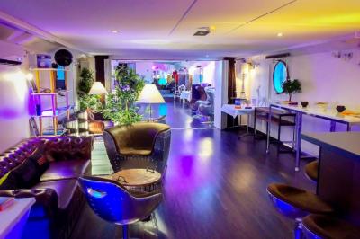 Miniature Location salle Boulogne-Billancourt (Hauts-de-Seine) - La Péniche So Chic #1 Plateau de mini-sandwichs variés, verrines et décorations florales comestibles, présenté sur une table.