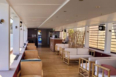 Miniature Location salle Boulogne-Billancourt (Hauts-de-Seine) - La Péniche So Chic #2 Plateau de mini-sandwichs variés, verrines et décorations florales comestibles, présenté sur une table.