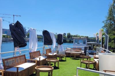 Miniature Location salle Boulogne-Billancourt (Hauts-de-Seine) - La Péniche So Chic #8 Plateau de mini-sandwichs variés, verrines et décorations florales comestibles, présenté sur une table.