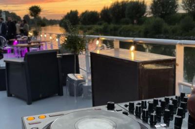 Miniature Location salle Boulogne-Billancourt (Hauts-de-Seine) - La Péniche So Chic #14 Plateau de mini-sandwichs variés, verrines et décorations florales comestibles, présenté sur une table.