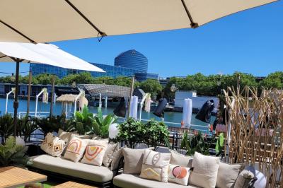 Miniature Location salle Boulogne-Billancourt (Hauts-de-Seine) - La Péniche So Chic #6 Plateau de mini-sandwichs variés, verrines et décorations florales comestibles, présenté sur une table.