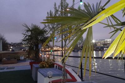 Miniature Location salle Boulogne-Billancourt (Hauts-de-Seine) - La Péniche So Chic #23 Plateau de mini-sandwichs variés, verrines et décorations florales comestibles, présenté sur une table.