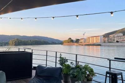 Miniature Location salle Boulogne-Billancourt (Hauts-de-Seine) - La Péniche So Chic #13 Plateau de mini-sandwichs variés, verrines et décorations florales comestibles, présenté sur une table.