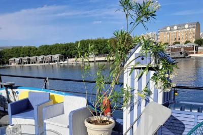 Miniature Location salle Boulogne-Billancourt (Hauts-de-Seine) - La Péniche So Chic #7 Plateau de mini-sandwichs variés, verrines et décorations florales comestibles, présenté sur une table.