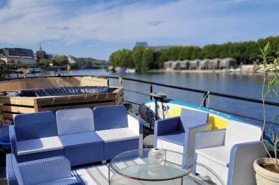 Miniature Location salle Boulogne-Billancourt (Hauts-de-Seine) - La Péniche So Chic #5 Plateau de mini-sandwichs variés, verrines et décorations florales comestibles, présenté sur une table.