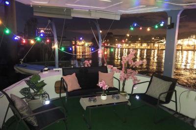 Miniature Location salle Boulogne-Billancourt (Hauts-de-Seine) - La Péniche So Chic #15 Plateau de mini-sandwichs variés, verrines et décorations florales comestibles, présenté sur une table.