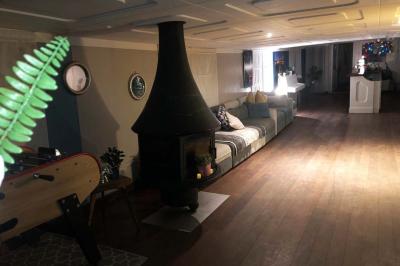 Miniature Location salle Boulogne-Billancourt (Hauts-de-Seine) - La Péniche So Chic #18 Plateau de mini-sandwichs variés, verrines et décorations florales comestibles, présenté sur une table.