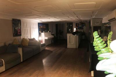 Miniature Location salle Boulogne-Billancourt (Hauts-de-Seine) - La Péniche So Chic #20 Plateau de mini-sandwichs variés, verrines et décorations florales comestibles, présenté sur une table.