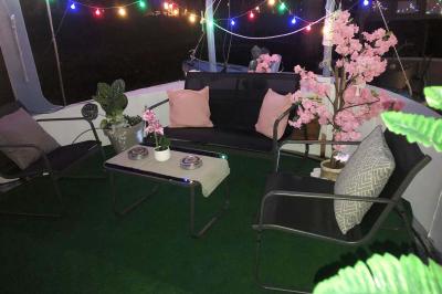 Miniature Location salle Boulogne-Billancourt (Hauts-de-Seine) - La Péniche So Chic #16 Plateau de mini-sandwichs variés, verrines et décorations florales comestibles, présenté sur une table.