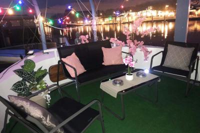 Miniature Location salle Boulogne-Billancourt (Hauts-de-Seine) - La Péniche So Chic #17 Plateau de mini-sandwichs variés, verrines et décorations florales comestibles, présenté sur une table.