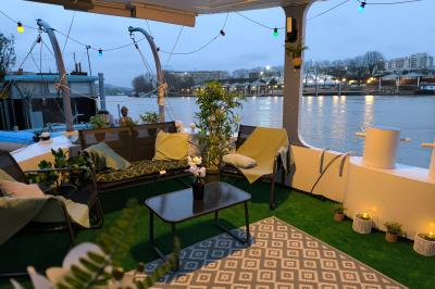 Miniature Location salle Boulogne-Billancourt (Hauts-de-Seine) - La Péniche So Chic #22 Plateau de mini-sandwichs variés, verrines et décorations florales comestibles, présenté sur une table.