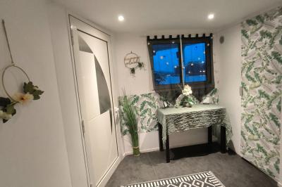 Miniature Location salle Boulogne-Billancourt (Hauts-de-Seine) - La Péniche So Chic #24 Plateau de mini-sandwichs variés, verrines et décorations florales comestibles, présenté sur une table.