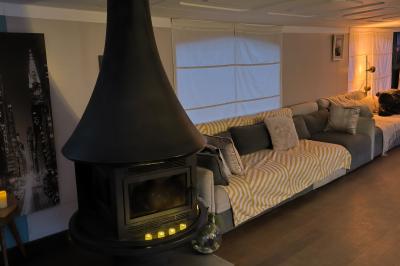 Miniature Location salle Boulogne-Billancourt (Hauts-de-Seine) - La Péniche So Chic #26 Plateau de mini-sandwichs variés, verrines et décorations florales comestibles, présenté sur une table.