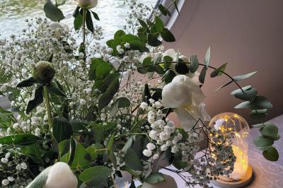 Miniature Location salle Boulogne-Billancourt (Hauts-de-Seine) - La Péniche So Chic #28 Plateau de mini-sandwichs variés, verrines et décorations florales comestibles, présenté sur une table.