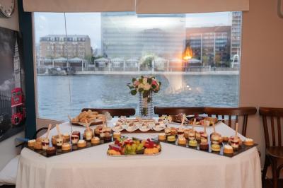 Miniature Location salle Boulogne-Billancourt (Hauts-de-Seine) - La Péniche So Chic #30 Plateau de mini-sandwichs variés, verrines et décorations florales comestibles, présenté sur une table.