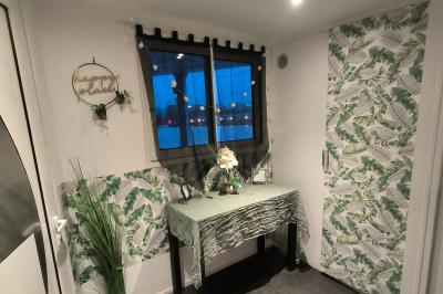 Miniature Location salle Boulogne-Billancourt (Hauts-de-Seine) - La Péniche So Chic #39 Plateau de mini-sandwichs variés, verrines et décorations florales comestibles, présenté sur une table.