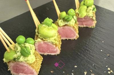 Miniature Location salle Boulogne-Billancourt (Hauts-de-Seine) - La Péniche So Chic #45 Plateau de mini-sandwichs variés, verrines et décorations florales comestibles, présenté sur une table.