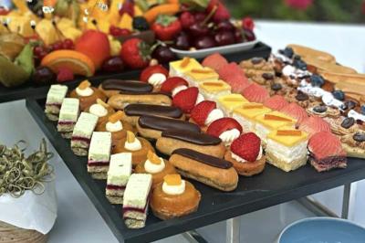 Miniature Location salle Boulogne-Billancourt (Hauts-de-Seine) - La Péniche So Chic #46 Plateau de mini-sandwichs variés, verrines et décorations florales comestibles, présenté sur une table.