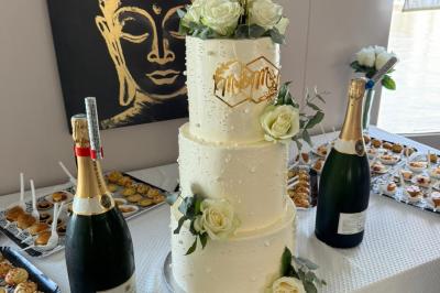 Miniature Location salle Boulogne-Billancourt (Hauts-de-Seine) - La Péniche So Chic #52 Plateau de mini-sandwichs variés, verrines et décorations florales comestibles, présenté sur une table.