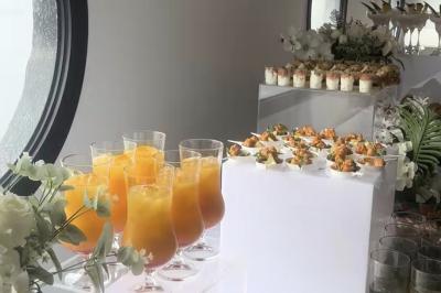 Miniature Location salle Boulogne-Billancourt (Hauts-de-Seine) - La Péniche So Chic #53 Plateau de mini-sandwichs variés, verrines et décorations florales comestibles, présenté sur une table.