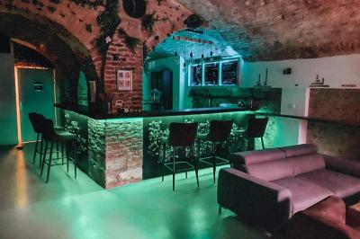 Miniature Location salle Arras (Pas-de-Calais) - Feel Good #4 Lavabo blanc avec miroir dans une pièce aux murs en pierre et éclairée par des lampes suspendues rondes.