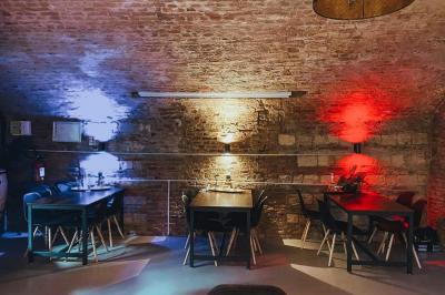 Miniature Location salle Arras (Pas-de-Calais) - Feel Good #5 Lavabo blanc avec miroir dans une pièce aux murs en pierre et éclairée par des lampes suspendues rondes.