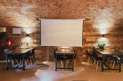 Miniature Location salle Arras (Pas-de-Calais) - Feel Good #8 Lavabo blanc avec miroir dans une pièce aux murs en pierre et éclairée par des lampes suspendues rondes.