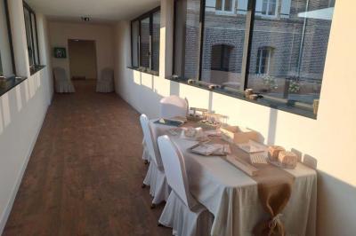 Des chèvres se tiennent près d'une clôture dans un champ herbeux entouré de barrières en bois.