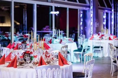 Allée pavée bordée d'arbres et de bâtiments en bois dans un cadre verdoyant sous un ciel dégagé.
